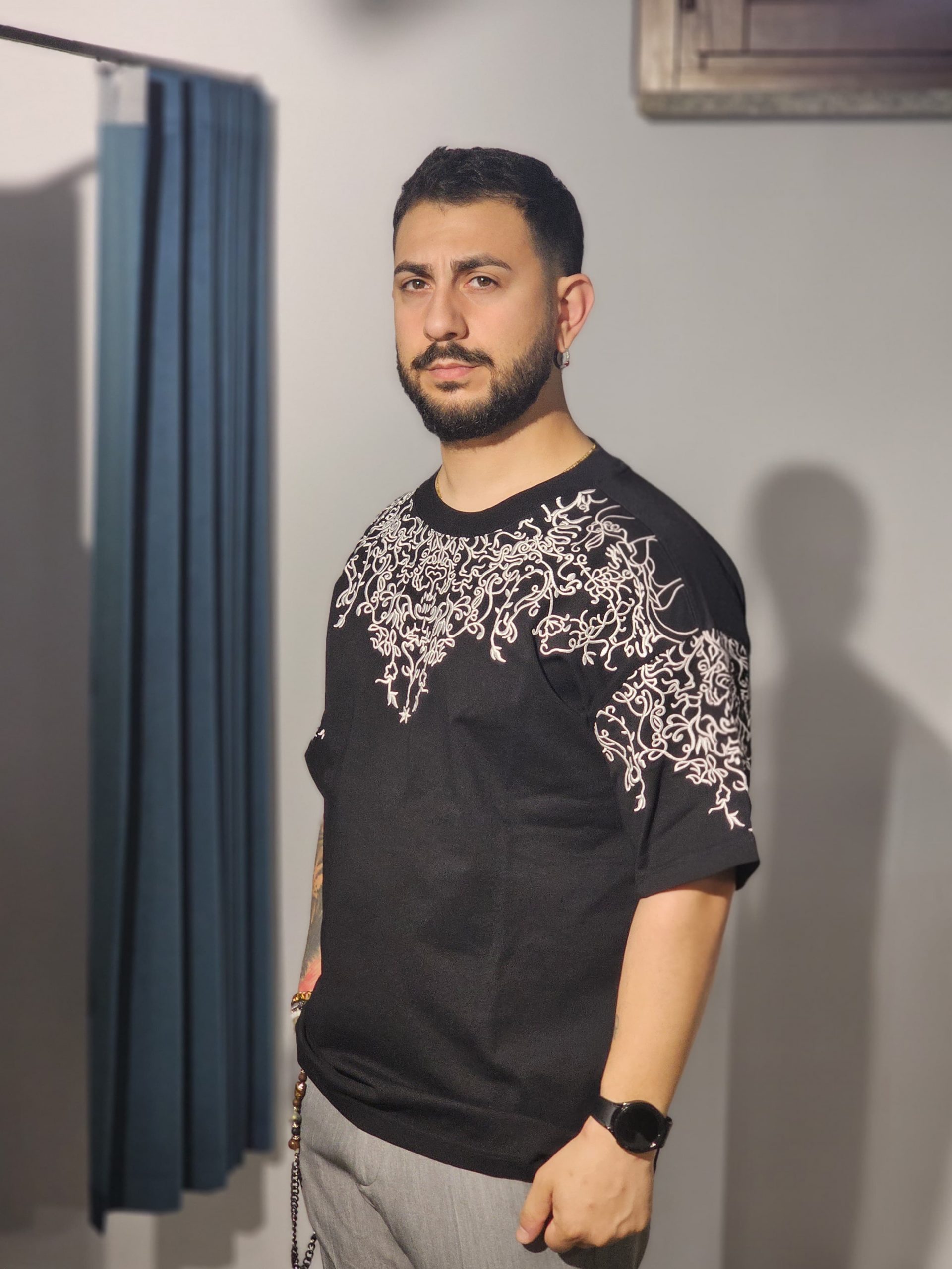 t shirt con strass nera t shirt con strass nera