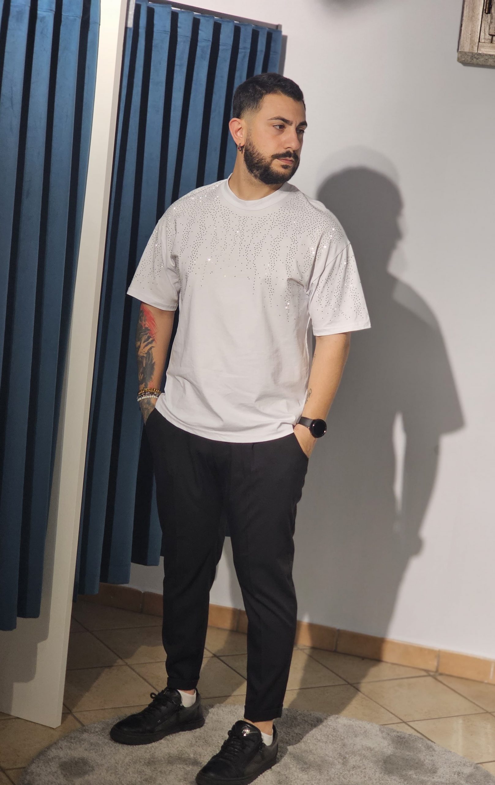 t shirt con strass nera t shirt con strass nera
