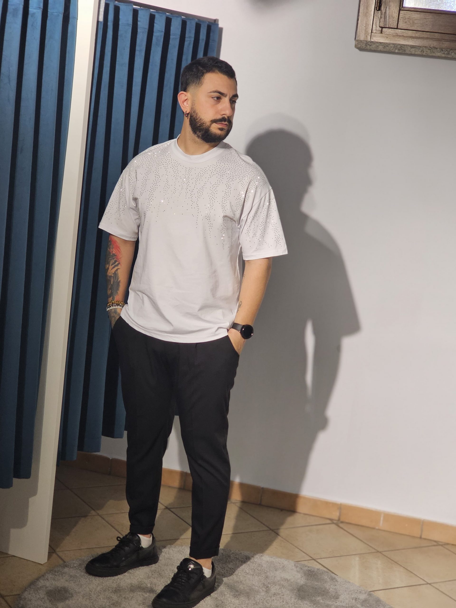 t shirt con strass nera t shirt con strass nera