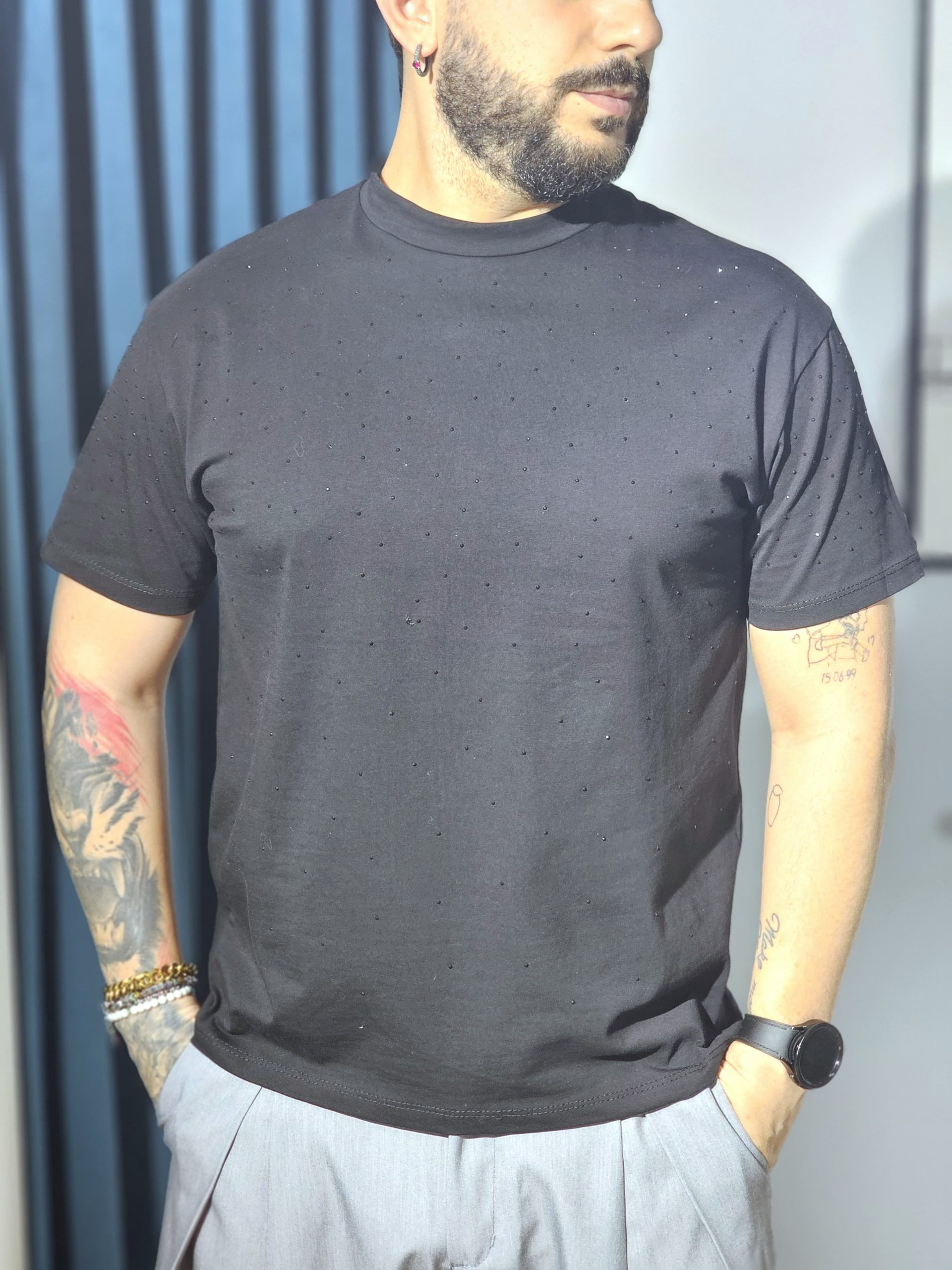 t shirt con strass nera t shirt con strass nera